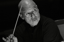 Dennis Russell Davies je novým uměleckým ředitelem a šéfdirigentem Filharmonie Brno