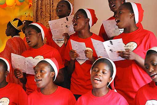 Učitelka v Africe II.: zpěv z not a slzy