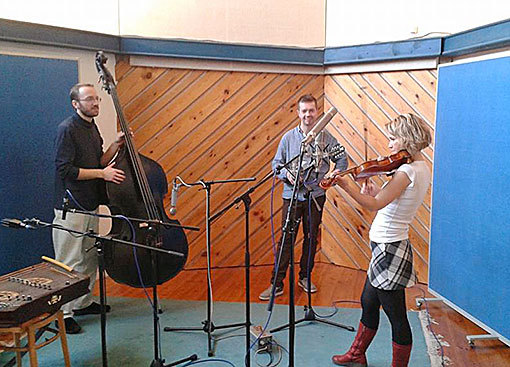 Video: Jitka Šuranská s novým triem ve studiu