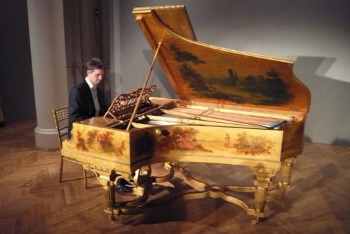 Maďarský pianista Alex Szilasi a zlatý klavír