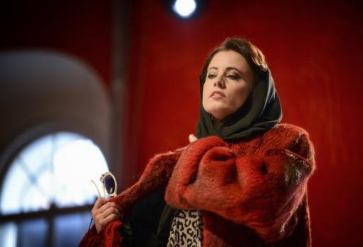 Premiéra britské opery Powder Her Face: skandály, perly a šampaňské
