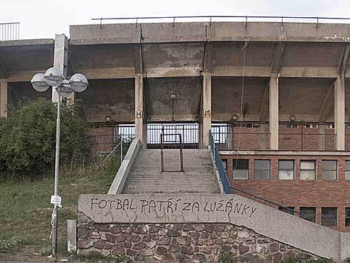 Pět minut před začátkem: Zbrojovka, fotbal, metal